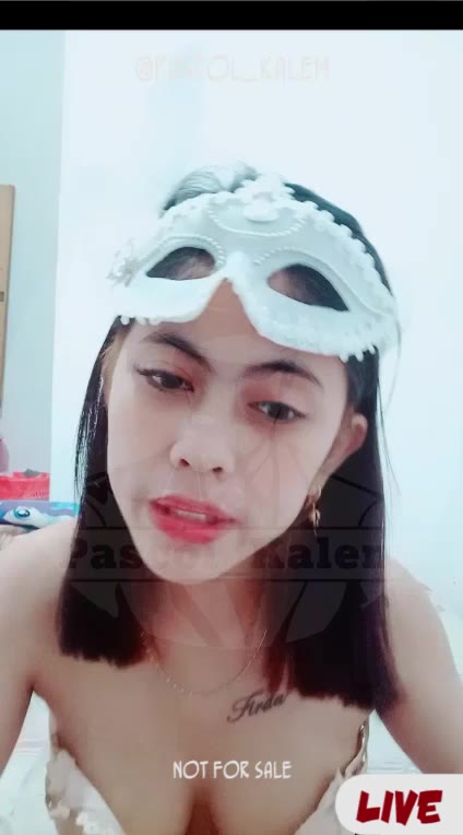 Kailaa belahan dada ngintip