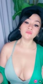 Belahan dada Tante Bella Montok