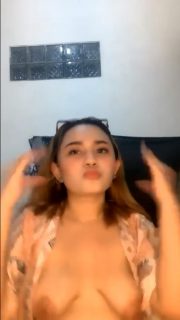 Miss Key buka baju payudara nongol