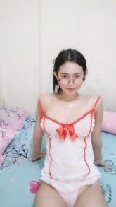 Belahan dada kakak basah bikin pascol sange