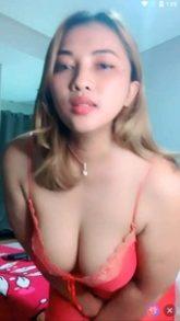 Echa sexy busana transparan