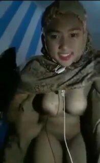 Cewek Mukenah colok memek pake terong