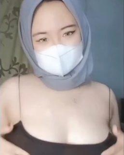 Cewek Jilbar masker remas nenen