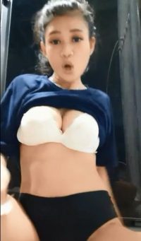 Kak Gita uting Coklat Pamer Nenen Beha Putih