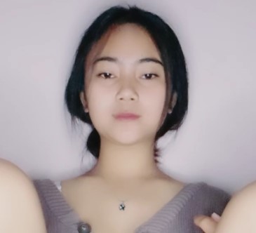 Miss Adara pose Ngangkang elus-elus Kemem