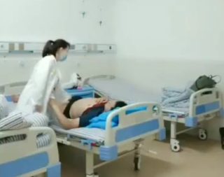 Dokter Wanita Muda Kocokin anu Pasiennya