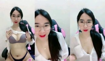Amerlita Cantik Berkacamata Sexy
