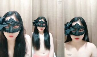 Kak Fia Telanjang Dada ditutupi Rambutnya