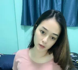 Si Cantik Ngangkang Pamer Toket Mungilnya